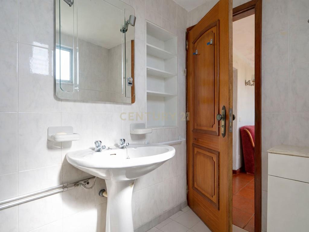 Excelente oportunidade de investimento no centro de São Martinho do Bispo, Coimbra. As referências C0289-01959 (moradia e terreno) e C0289-01957 (terreno) são vendidas em conjunto. - Image 29