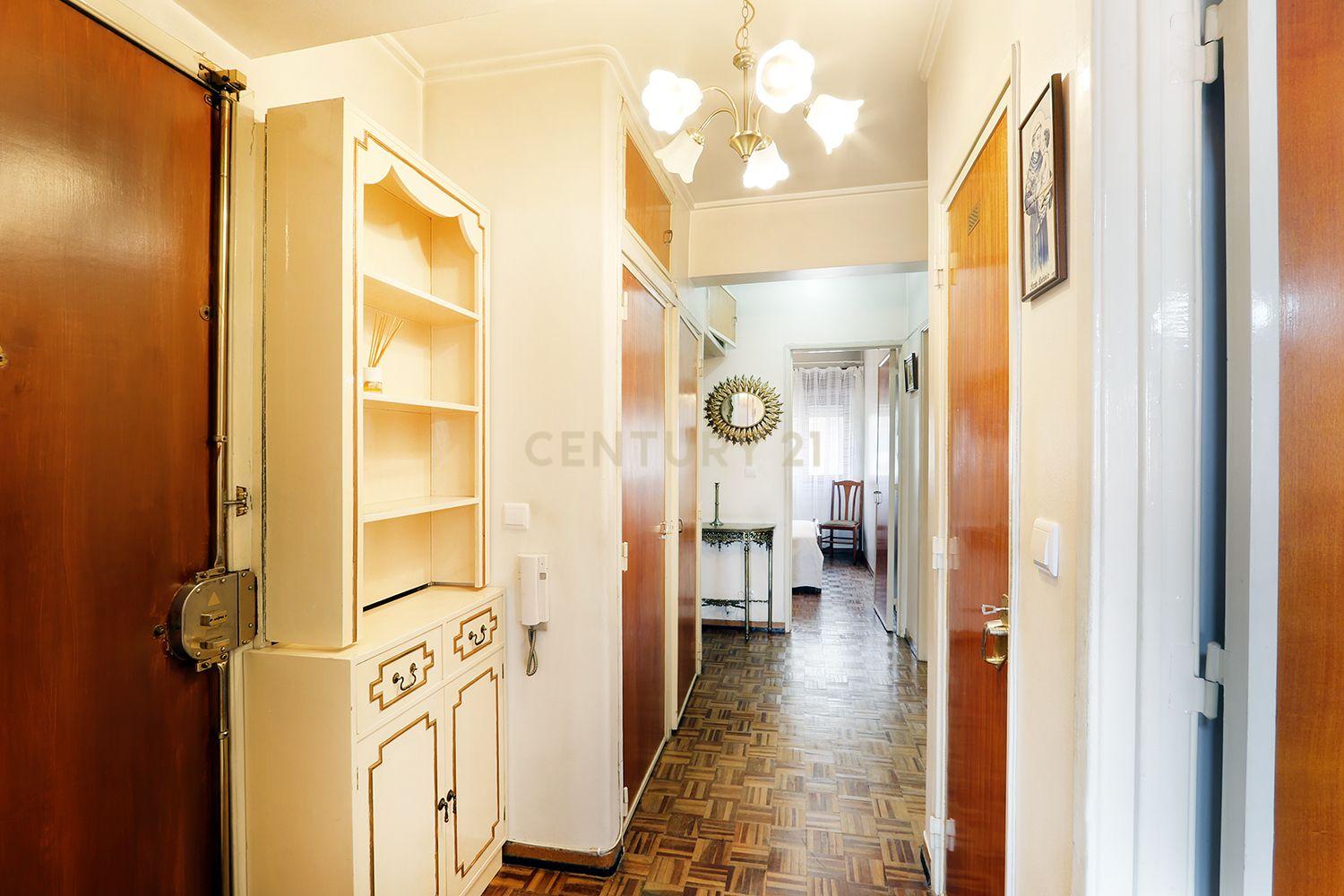 Fotografia 10 de Apartamento T3 em Odivelas com elevador, a 100 mts do Metro.