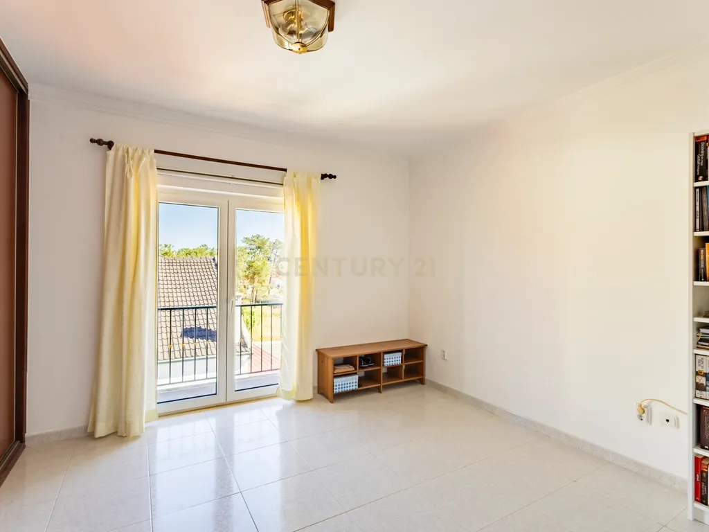 Moradia T2 Geminada com Aproveitamento de Sótão na Quinta do Conde - Image 21