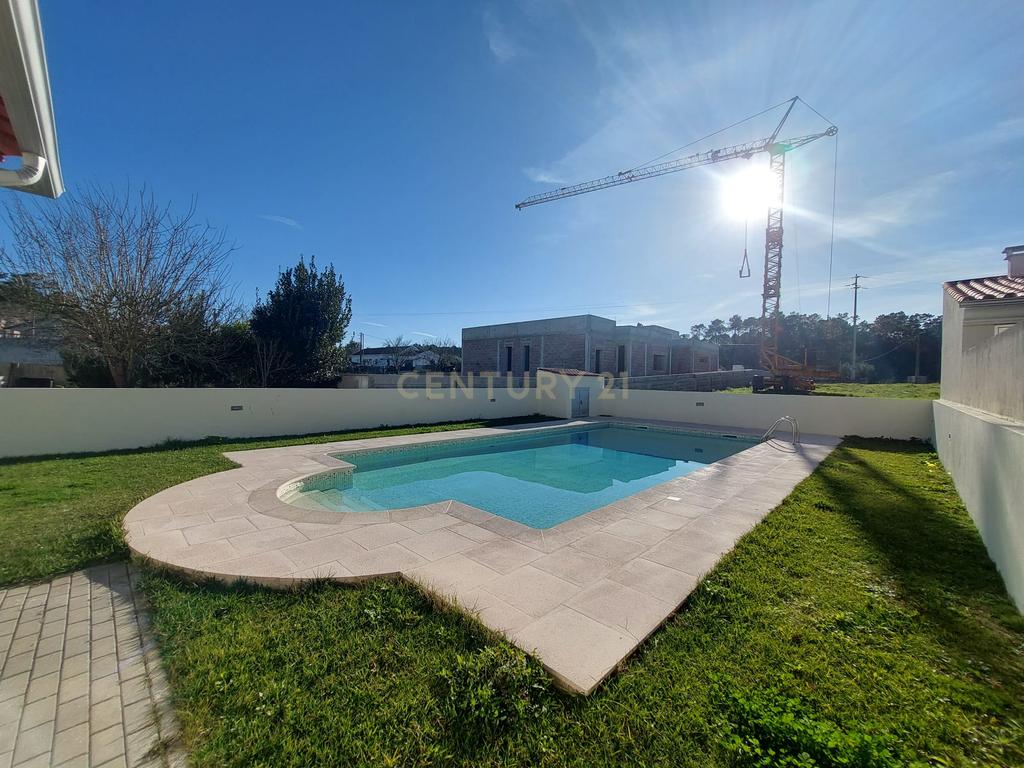 Moradia T4 de 3 Pisos com Piscina e Jardim - Image 35