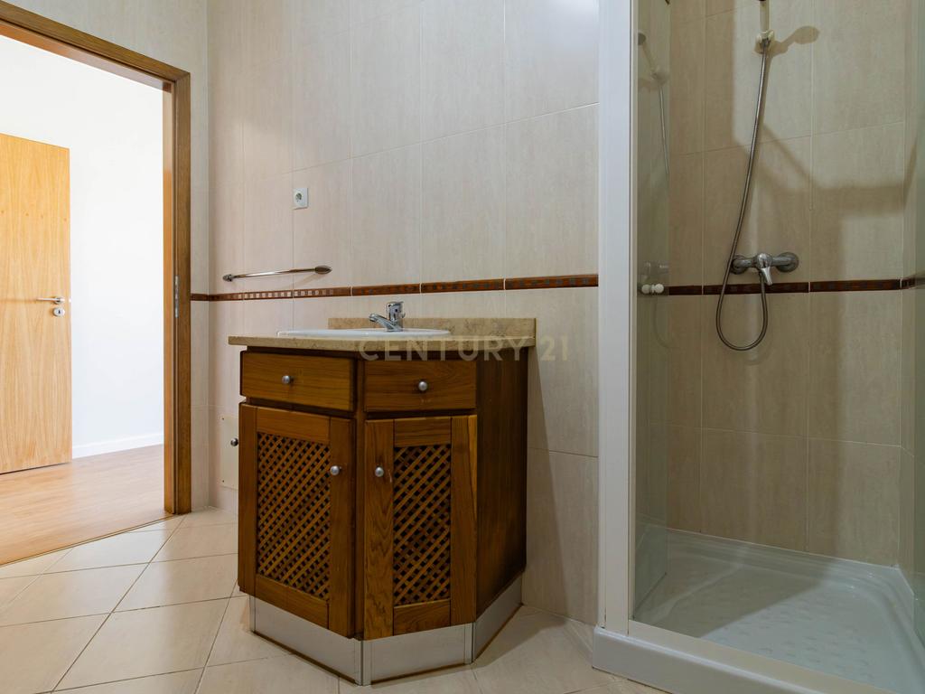 Excelente Apartamento T2 com 2 WC e Garagem - Image 21