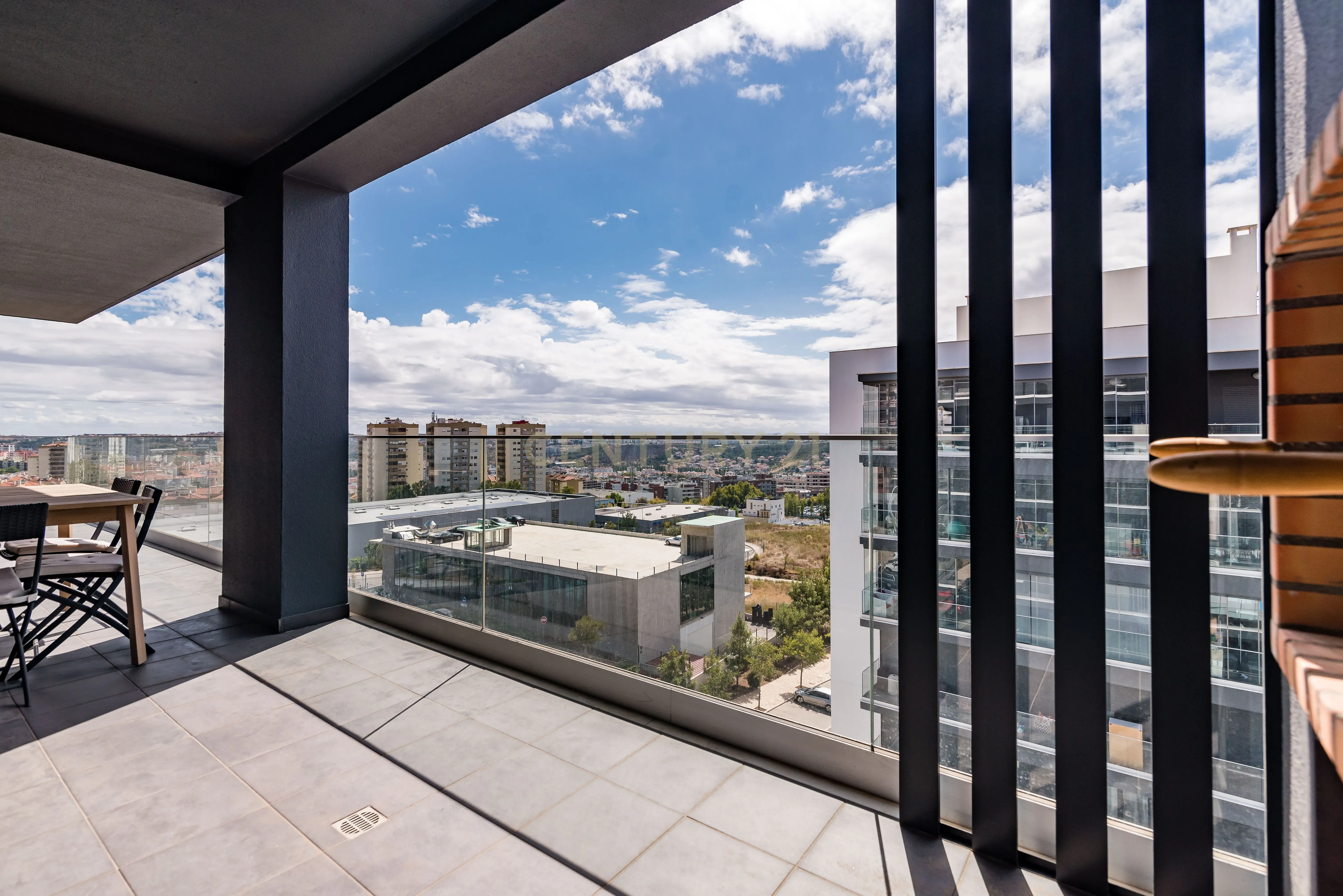 Luxuoso Apartamento T3 em Odivelas com Vista Panorâmica - Image 40