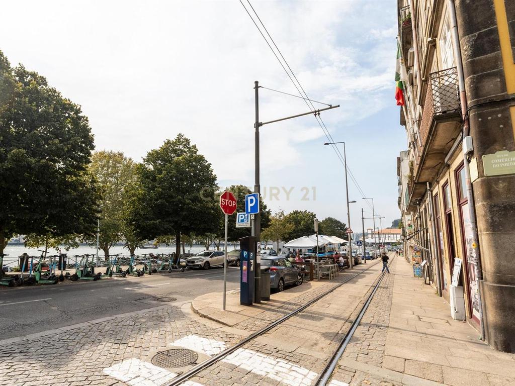 T0+1 com licença A.L à Ribeira do Porto - Image 17