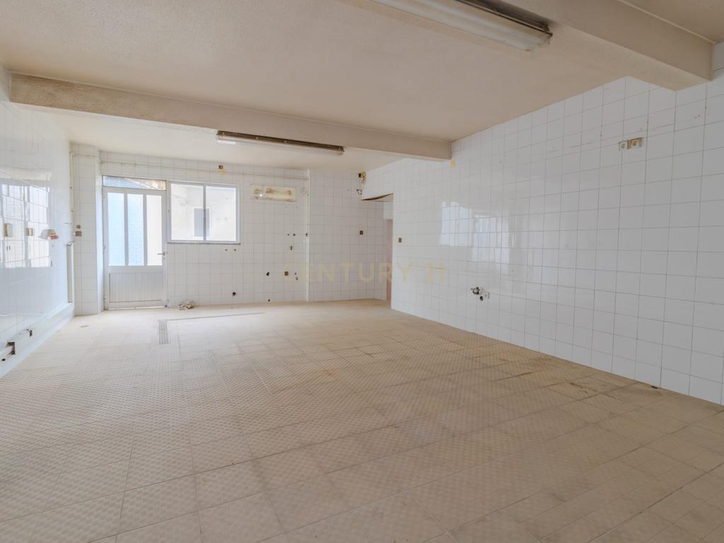 Moradia T3 + T1 + Espaço Comercial – Oportunidade Única no Centro da Vieira de Leiria - Image 20