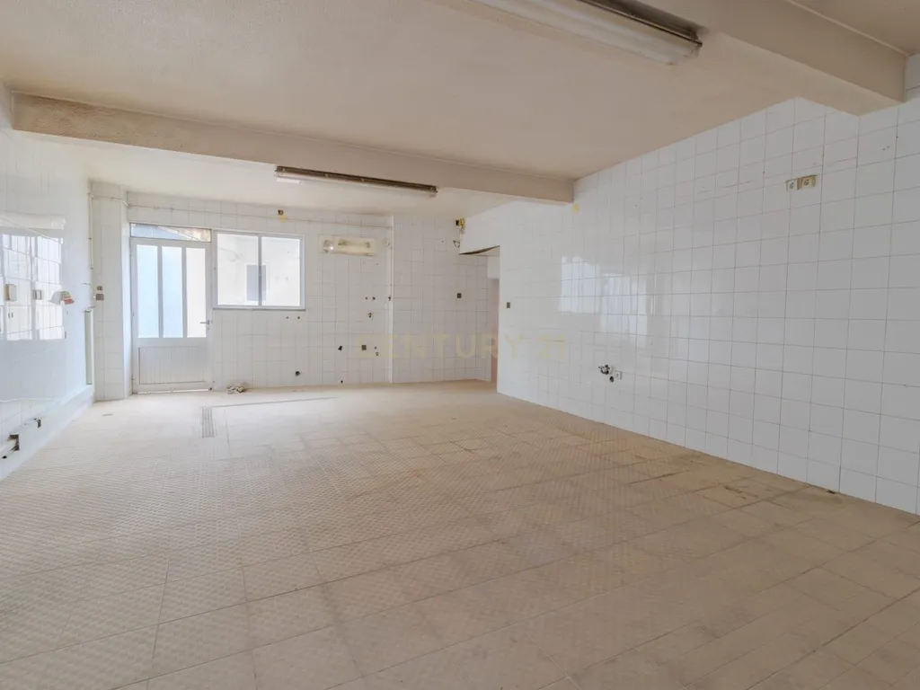 Moradia T3 + T1 + Espaço Comercial – Oportunidade Única no Centro da Vieira de Leiria - Image 20