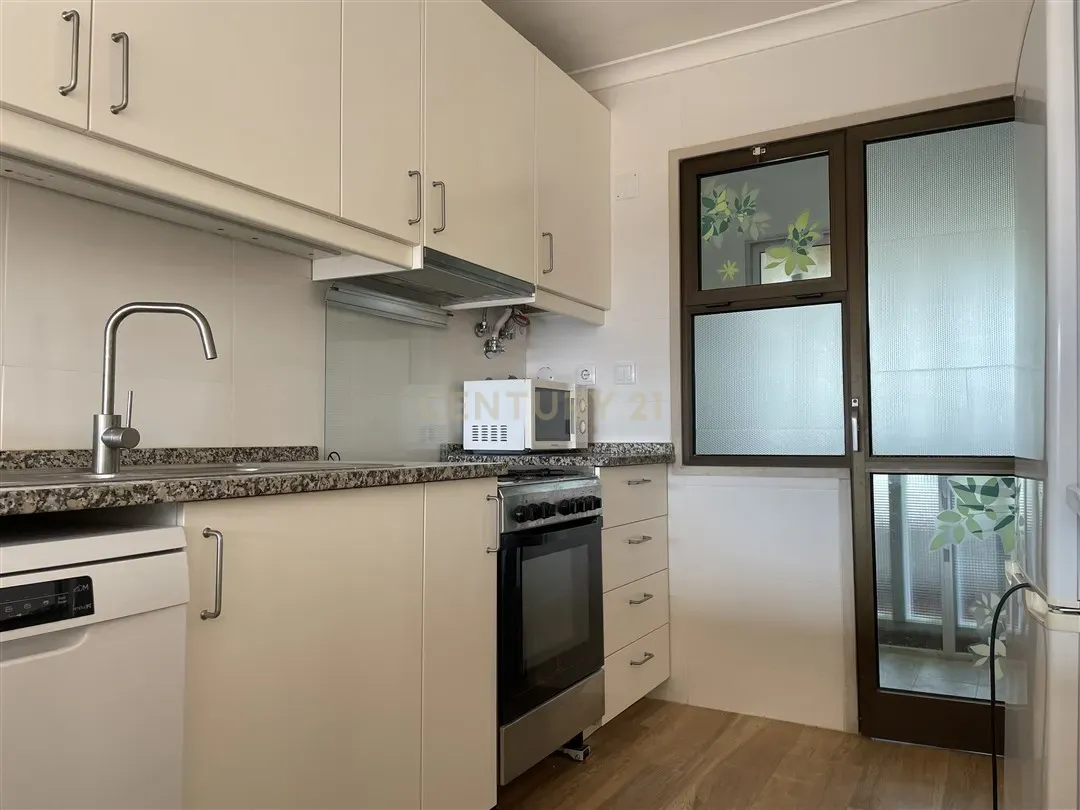 Apartamento T3 Duplex em Telheiras – 104 m², Estacionamento e Arrecadação - Image 2