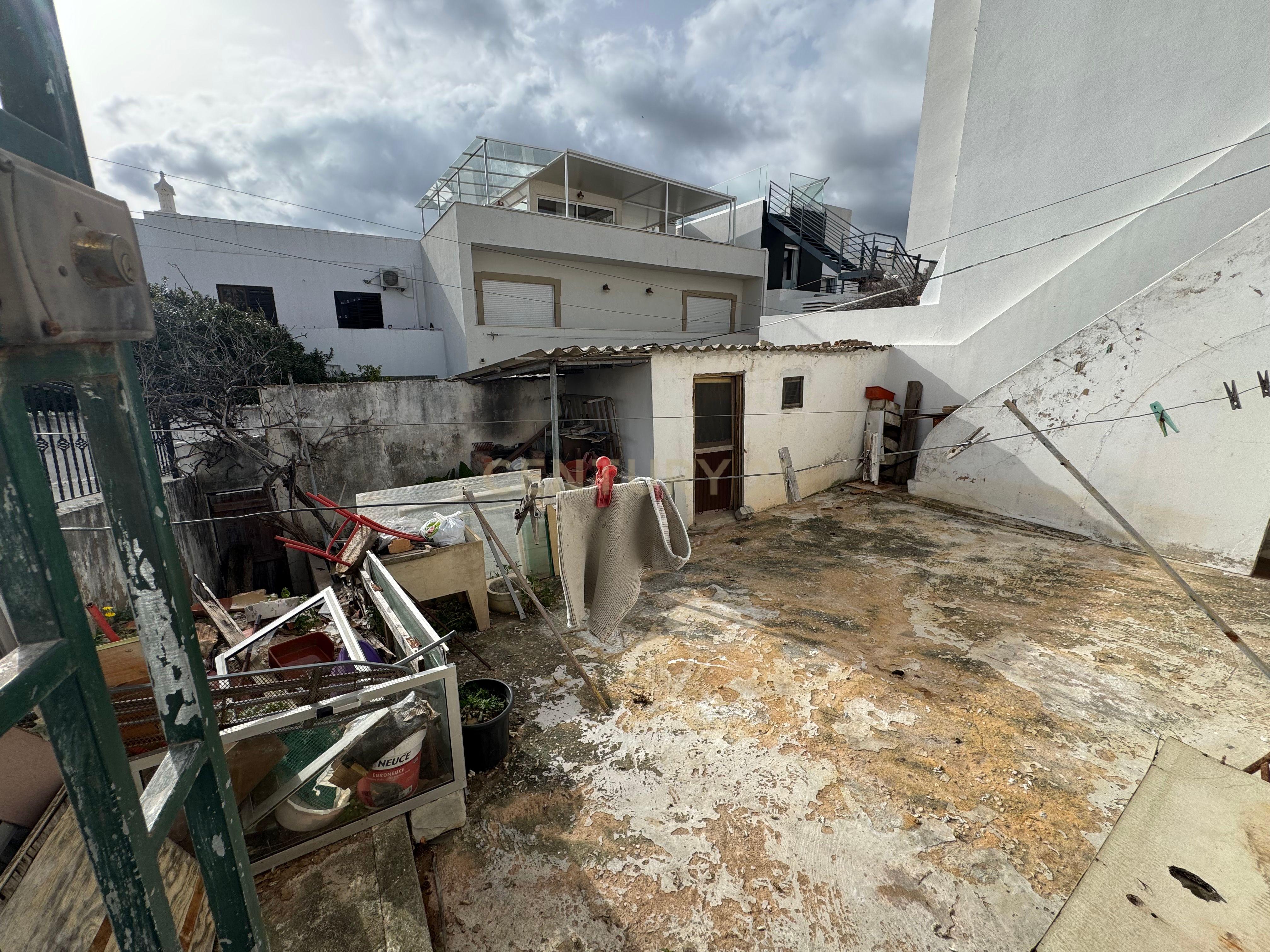 Fotografia 10 de Moradia para Remodelar com imenso Potencial no coração de Faro