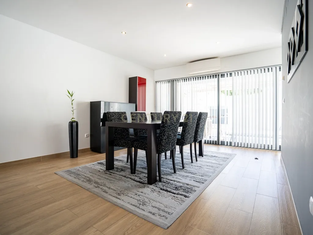 Moradia Contemporânea T4 em Santo António da Charneca - Barreiro - Image 32