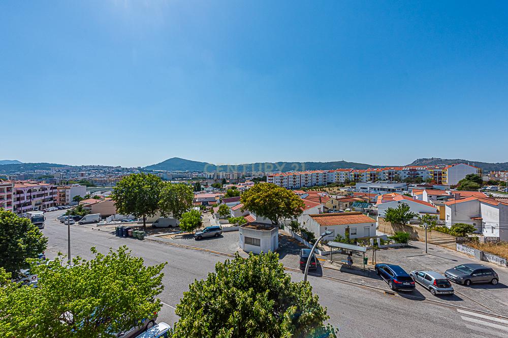 Apartamento T3 em bom estado de conservação com áreas generosas, S. Sebastião, Setúbal - Image 20