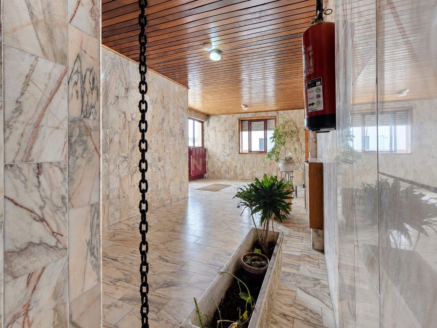 Fotografia 12 de T2 REMODELADO COM EXCELENTES ÁREAS, ELEVADOR E GARAGEM | MOBILADO