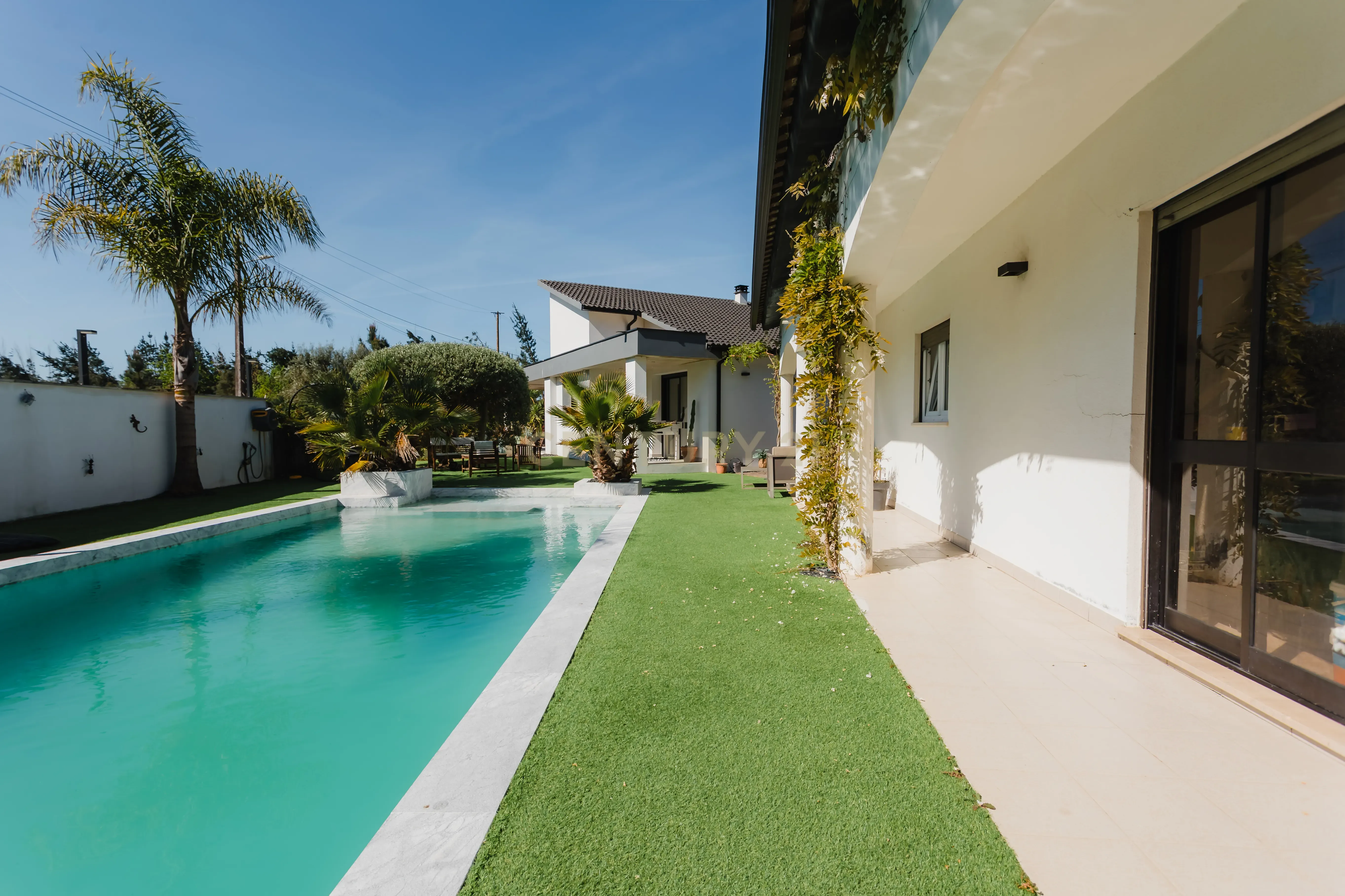 Oportunidade: Moradias T4 + T2 + T1 com piscina e licença de AL