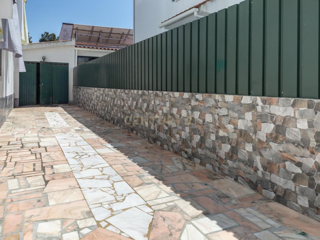 Moradia T5 no centro da Quinta do Conde – Espaço, Conforto e Localização Perfeita - Image 52