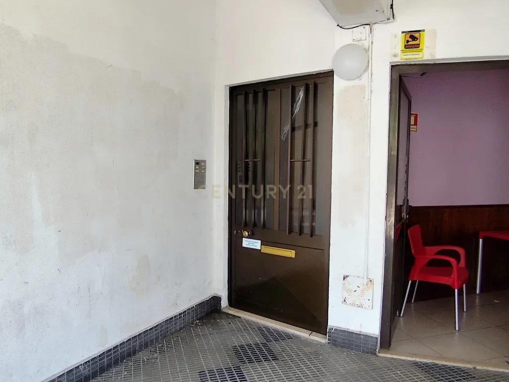 Oportunidade Única, Sótão de 84m² para Recuperação - Image 14