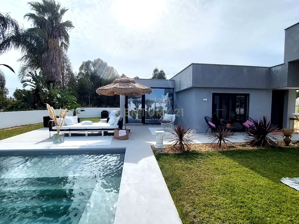 Oasis Coco Beach Villa - Moradia de Luxo Isolada T3 + 1 com Guest House e Piscina, lote 1,368 m² – Urbanização Vila Alegre, Fernão Ferro - Image 2