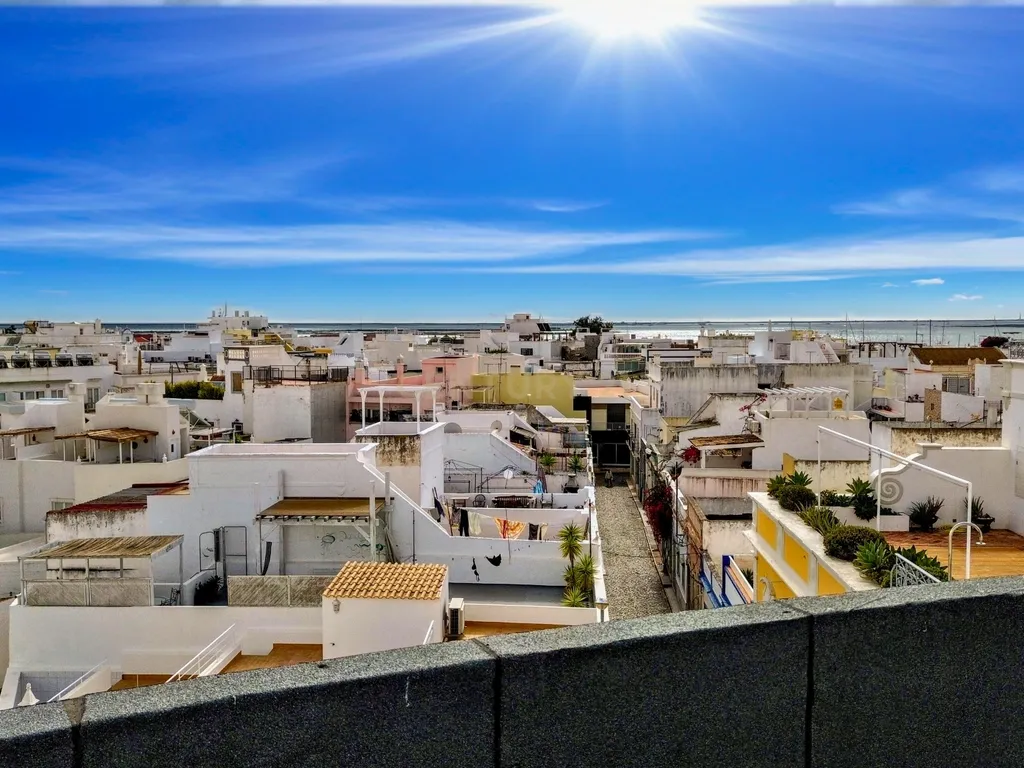 Apartamento T3 totalmente renovado na baixa de Olhão - Image 1