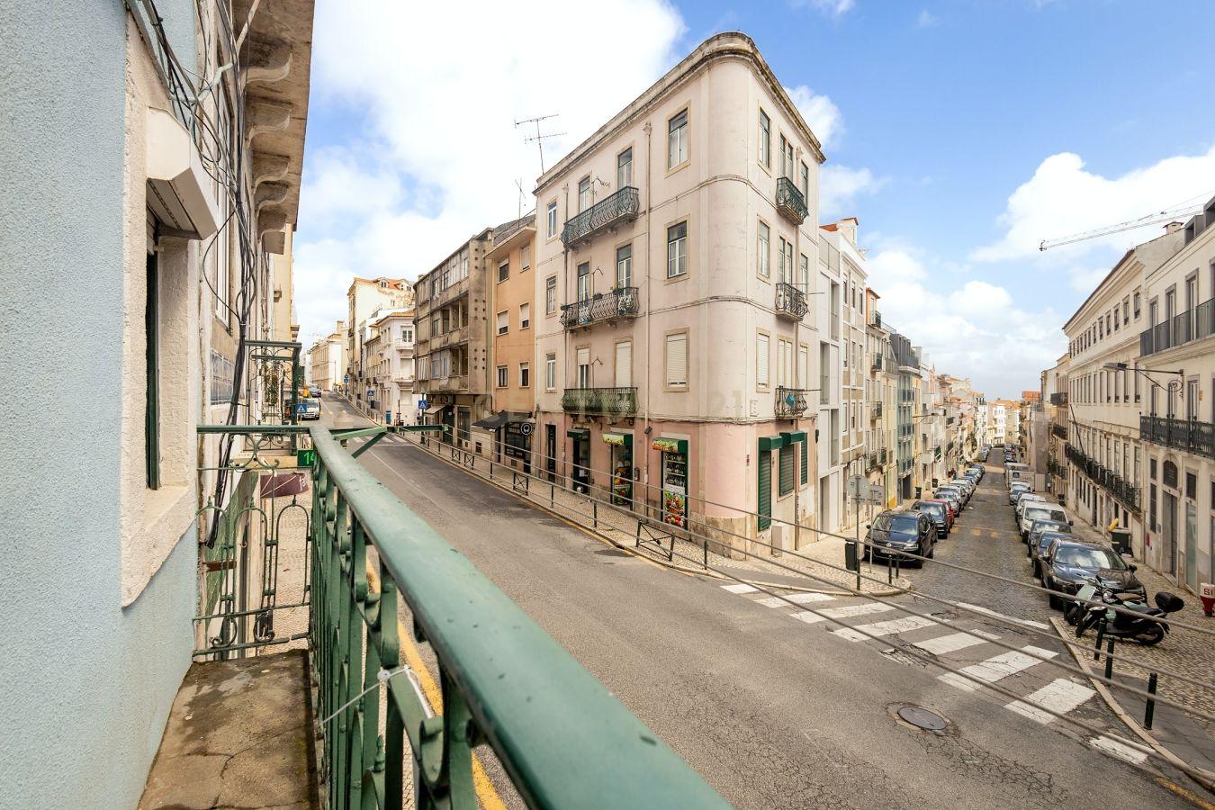 Apartamento T1 na Lapa – Lisboa | 1º Andar em prédio tradicional - Image 6