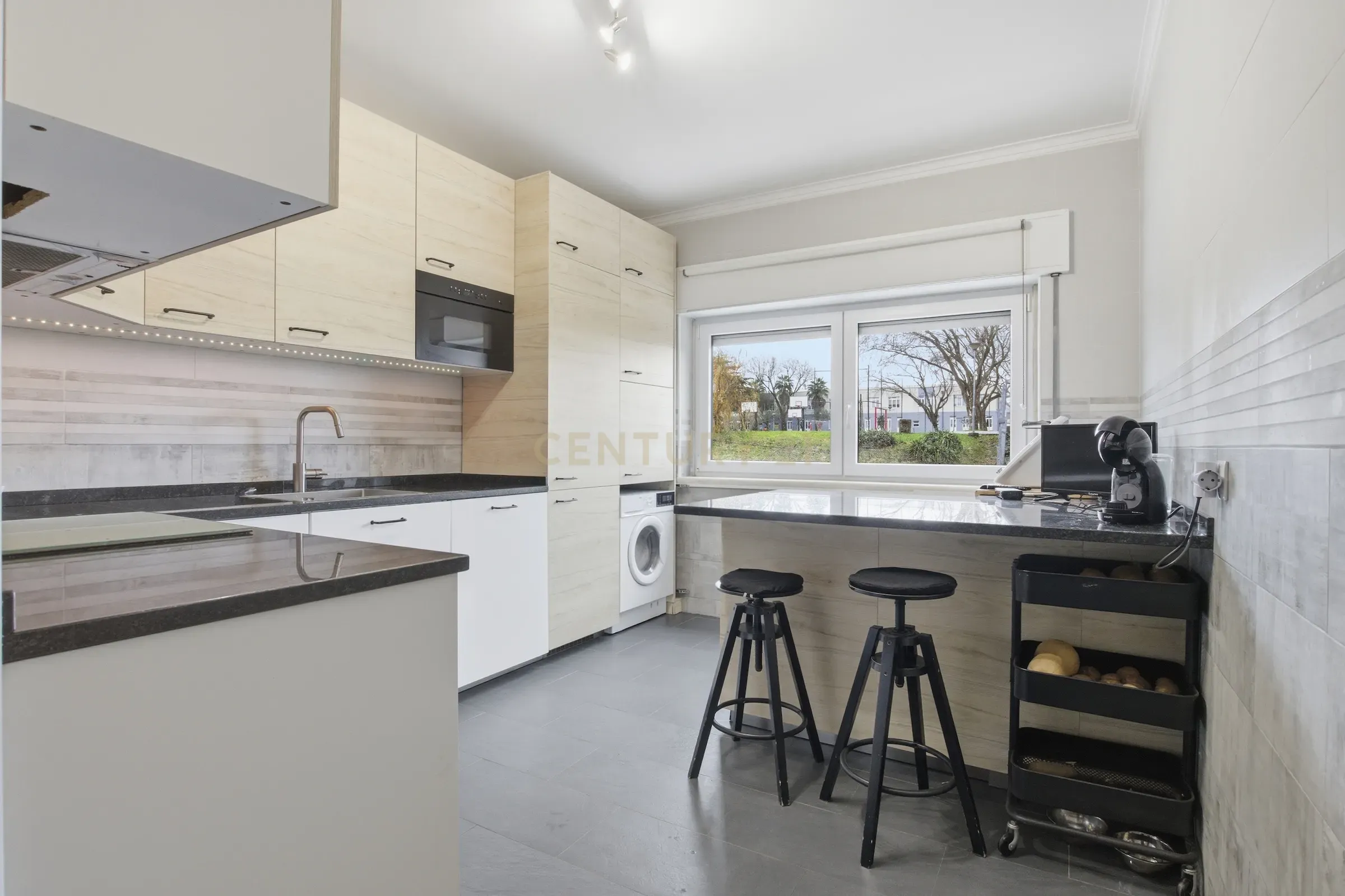 3-Bedroom Apartment for Sale in Casal de Cambra – Excellent Condition