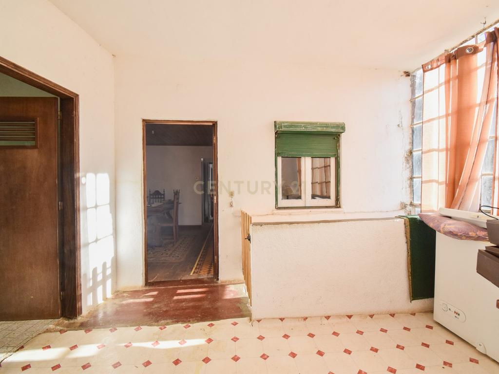 M4 para Remodelar com Terreno, Arrecadação e Vistas Panorâmicas – A 10 Minutos de Coimbra e Perto da Serra da Lousã - Image 4