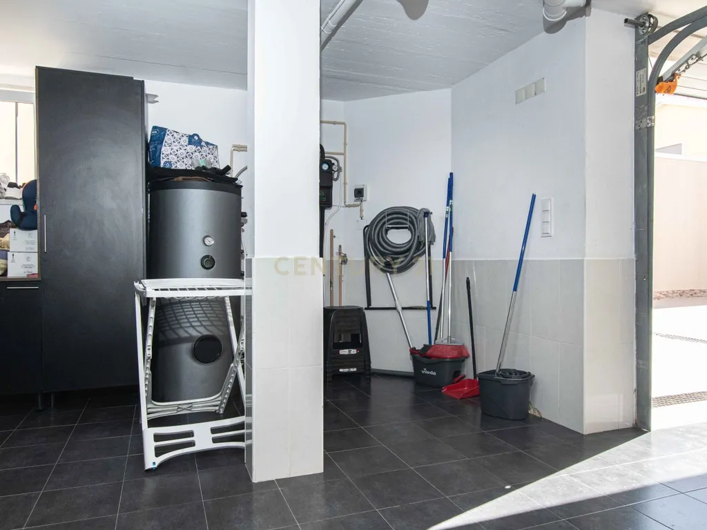 Moradia Independente T4+1 com Piscina, 321 m² de Construção e Garagem para 5 Viaturas | Albarraque, Rio de Mouro - Image 33