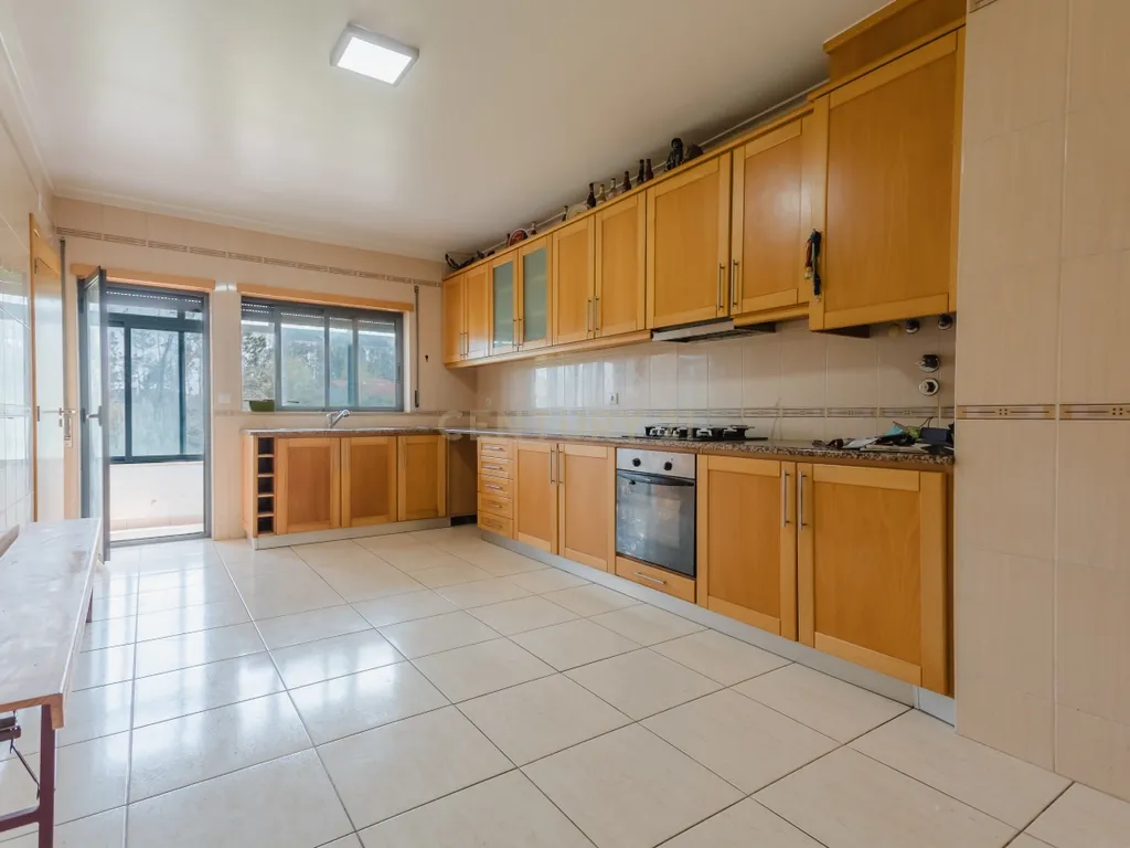 Apartamento T3 com áreas extraordinárias, garagem para 2 carros e perto da praia! - Image 12