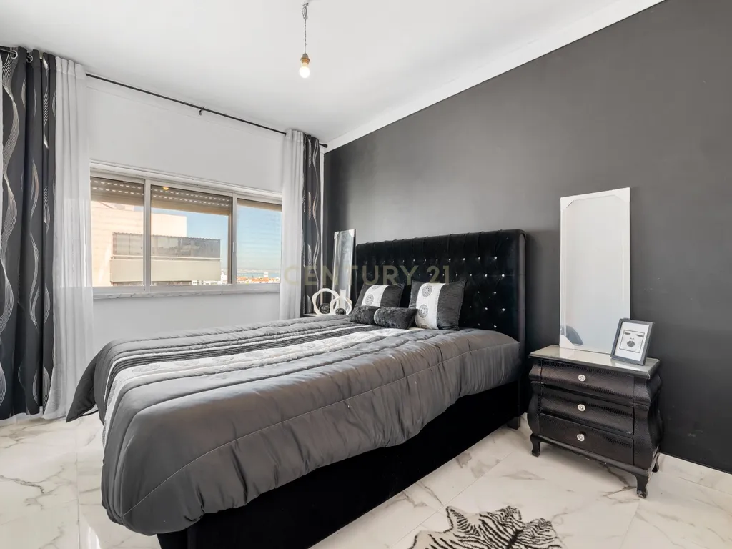 Apartamento Duplex de 7 assoalhadas no Barreiro - Image 18