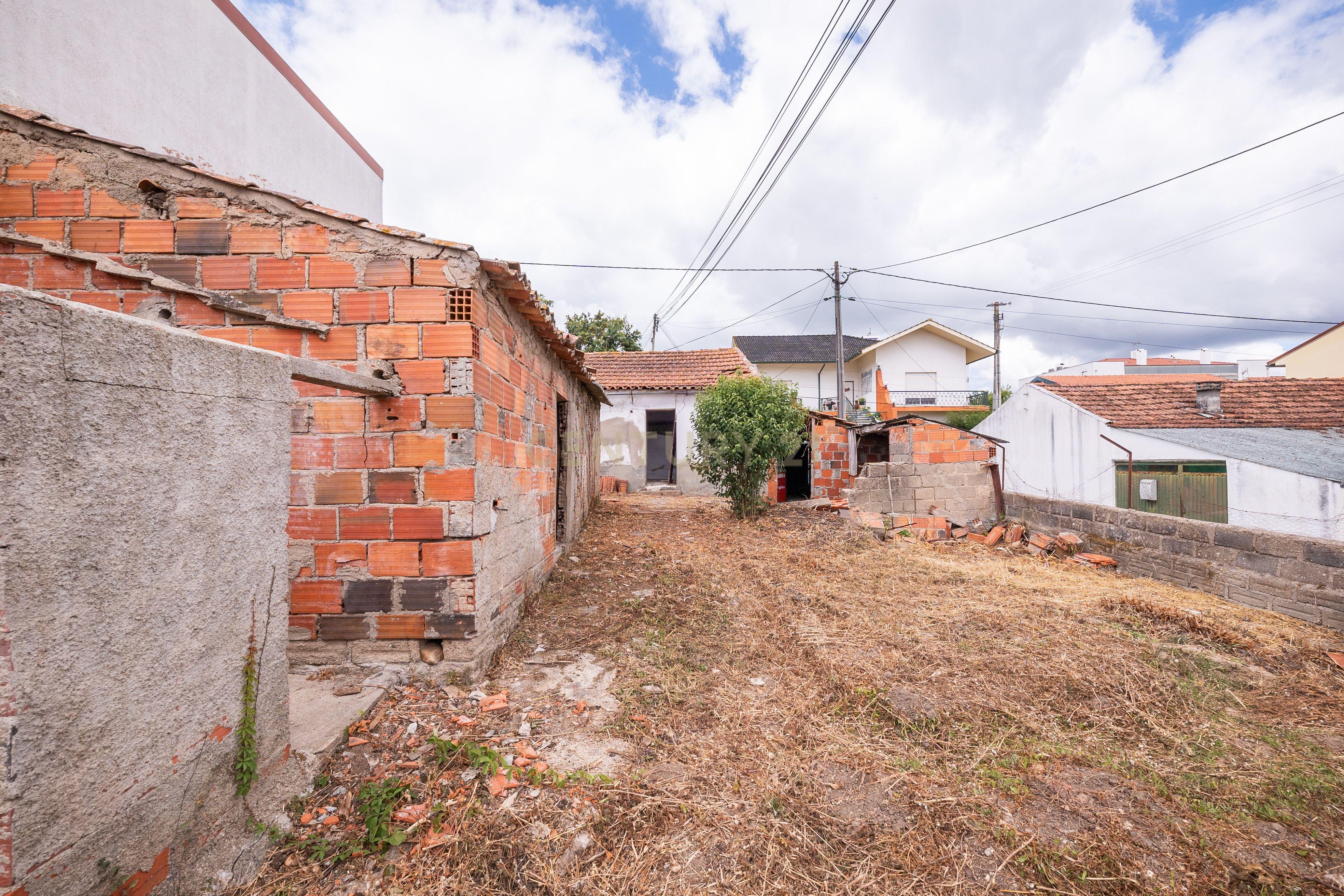 Fotografia 2 de Moradia com terreno e estacionamento para recuperar - Pereira do Campo - Coimbra