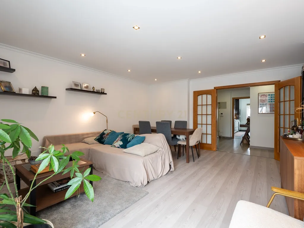 * ESPECTACULAR APARTAMENTO NO CENTRO DE MAFRA, COM VARANDA E PARQUEAMENTO * - Image 3