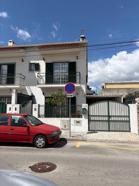 Moradia T3 na Quinta do Conde com Terraço e Garagem - Image 1