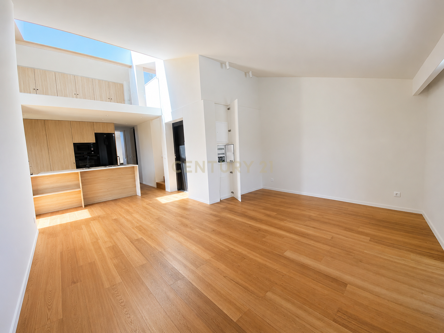 Fotografia 8 de T2+1 Duplex com Acesso Privativo por Elevador, Terraço e Mezzanine | FONTEDAMOURA80