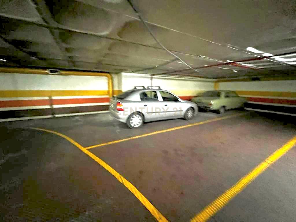 2 LUGARES DE ESTACIONAMENTO NA AV. JOÃO XXI NO EDIFÍCIO VIA VENETTO EM FRENTE À SEDE DA CGD COM ACESSO PELAS ESCADAS DO PRÉDIO - Image 16