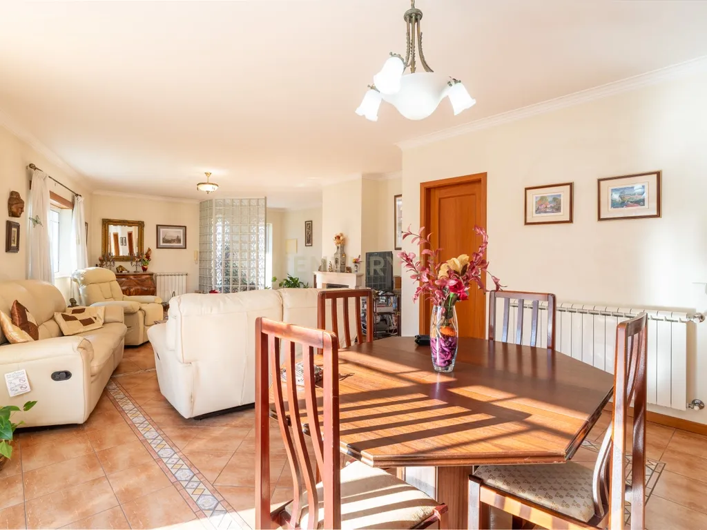 Moradia T4 com sótão versátil e excelentes acessos – uma oportunidade única - Image 3