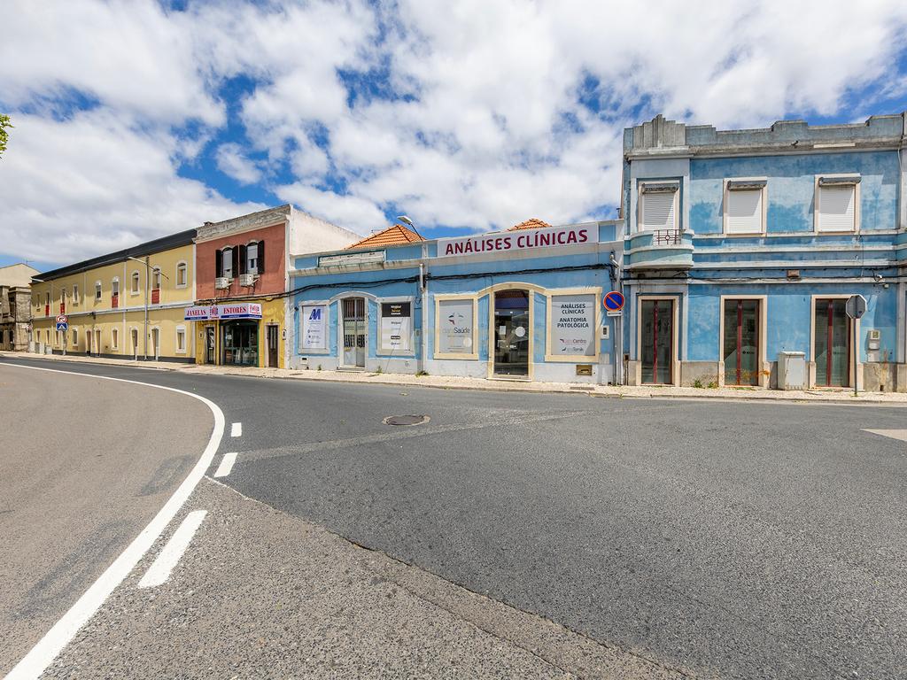 Loja com potencial para comercio e serviços ou reconversão de habitação no centro da Moita - Image 2