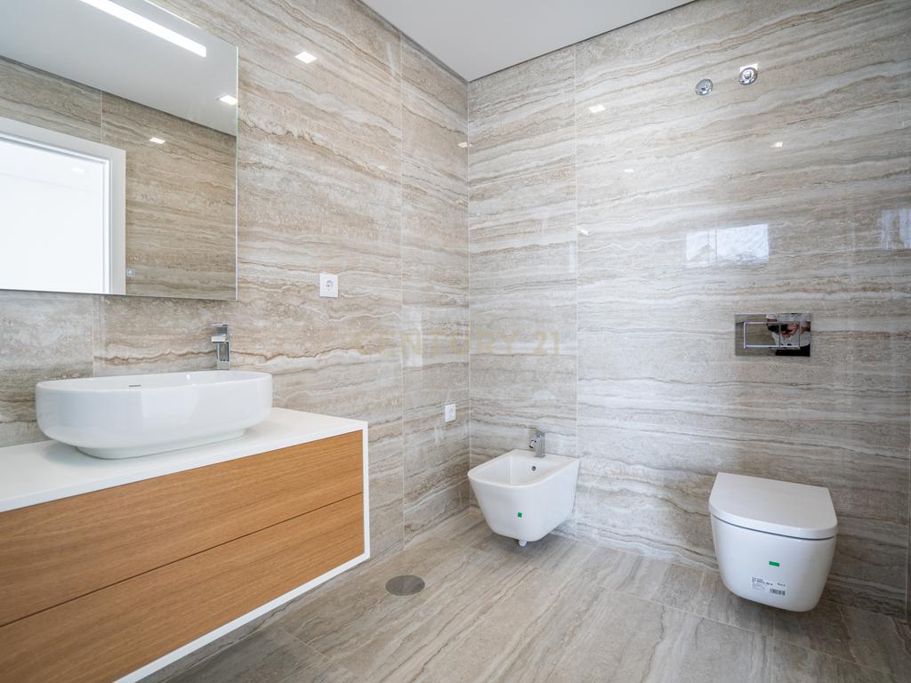 Moradia Térrea com piscina e quatro suites - Image 35
