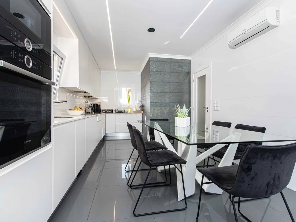Moradia Independente T4+1 com Piscina, 321 m² de Construção e Garagem para 5 Viaturas | Albarraque, Rio de Mouro - Image 41