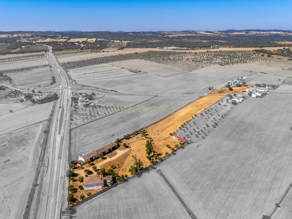 Propriedade, em Prédio Misto, com 17.000m2 localizada a 5Km de Estremoz - Image 30