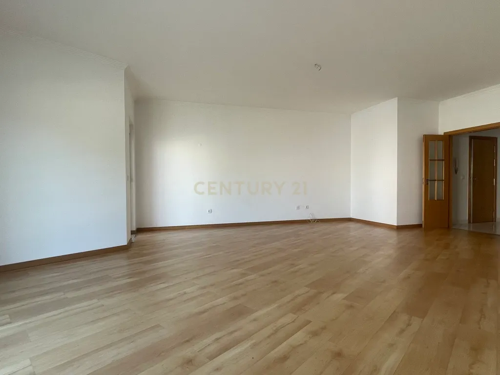 Apartamento T3, com Varandas e 3 Lugares de estacionamento, no Pinhal Novo - Image 3