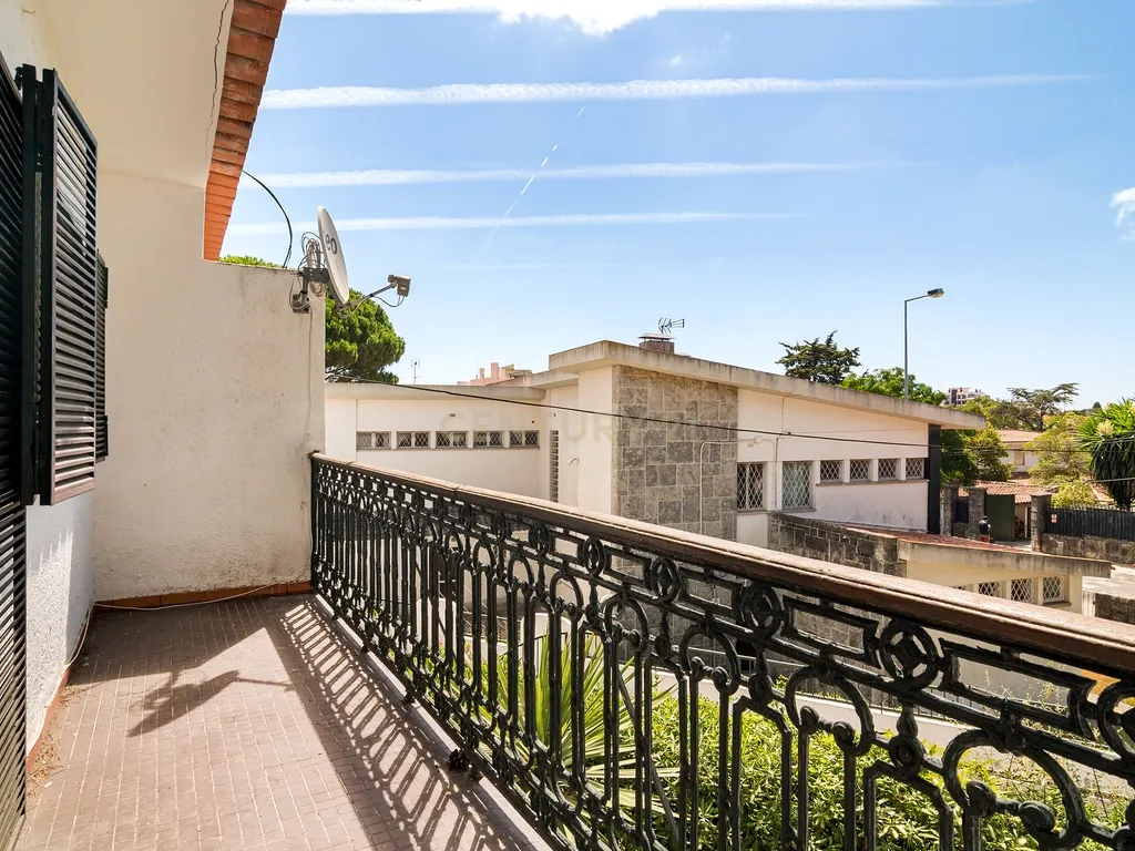 Moradia com piscina, a 500 metros da praia, em São Pedro do Estoril, Cascais. Em Venda! - Image 14