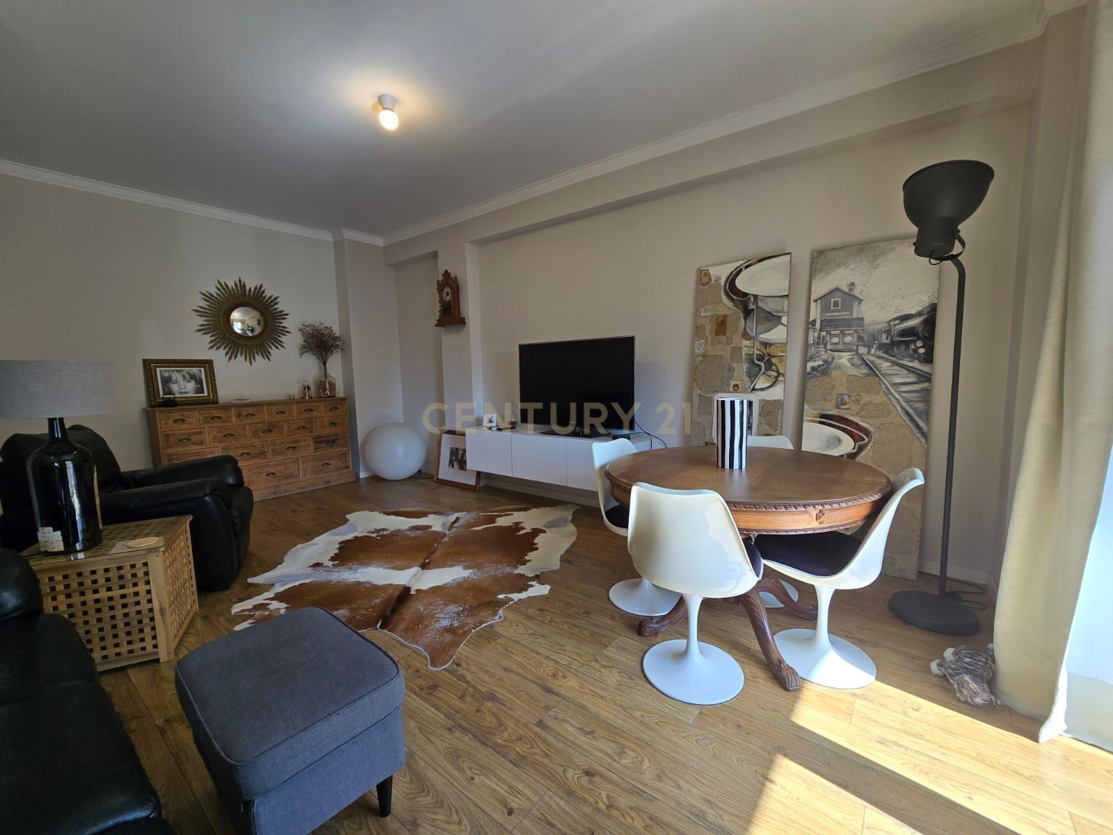 Apartamento T3 Transformado em T2 com Acabamentos de Luxo no Centro do Laranjeiro - Image 1
