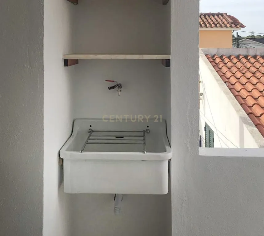 🏡 Moradia Geminada T2 Renovada para arrendamento no Livramento – Perto das Praias e de Lisboa - Image 11
