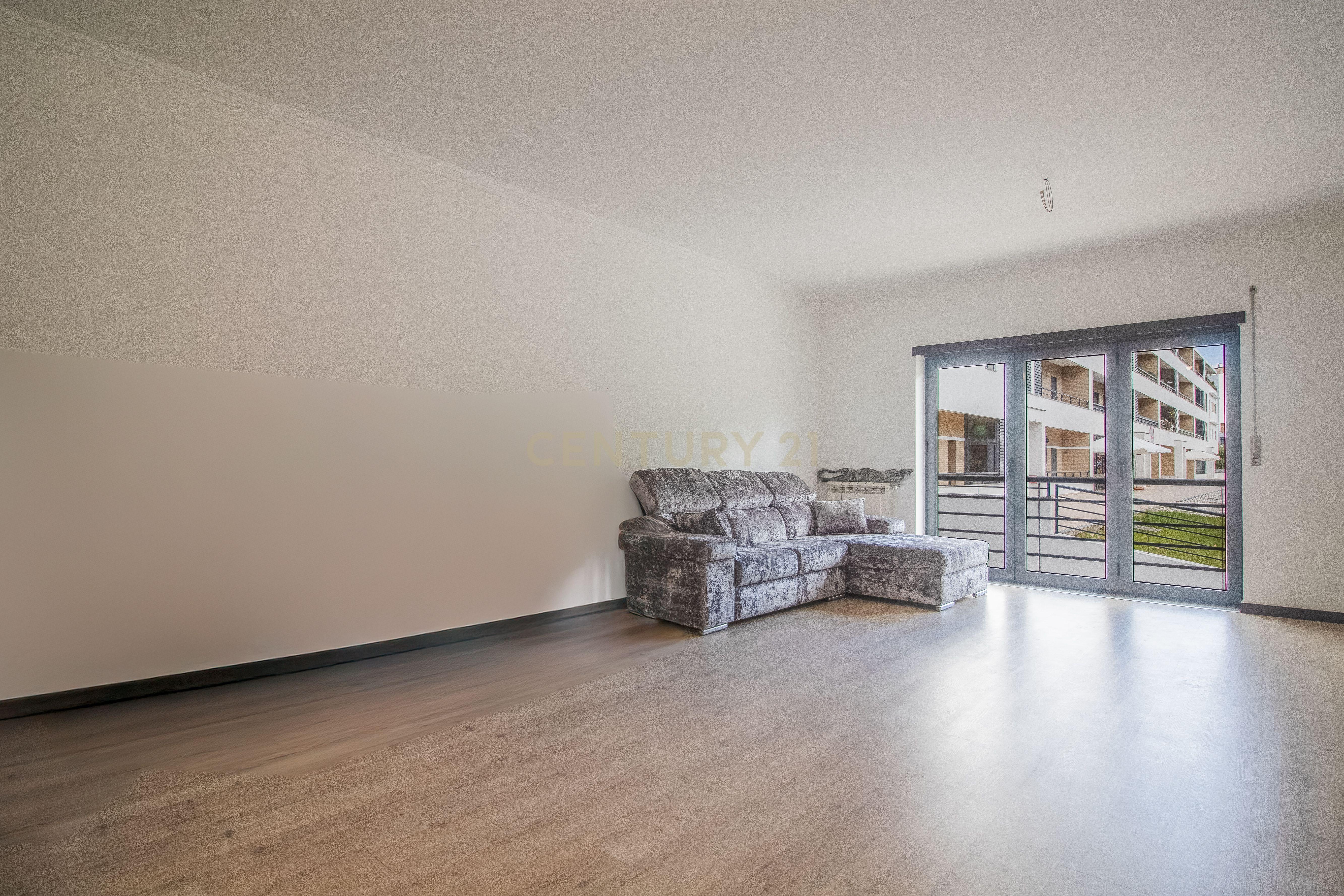 Fotografia 5 de Apartamento T3 c/ 2 Varandas, Garagem Dupla e Terraço com Sala de Eventos