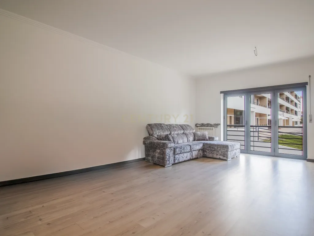 Apartamento T3 c/ 2 Varandas, Garagem Dupla e Terraço com Sala de Eventos - Image 5