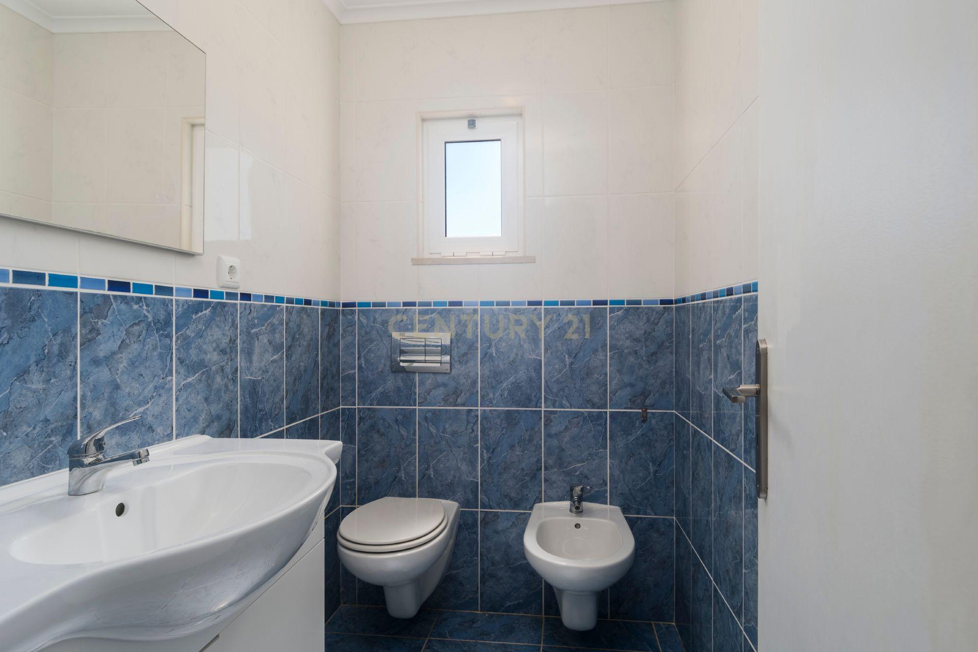 Apartamento T3 para Arrendamento no Coração de Tavira - Image 11