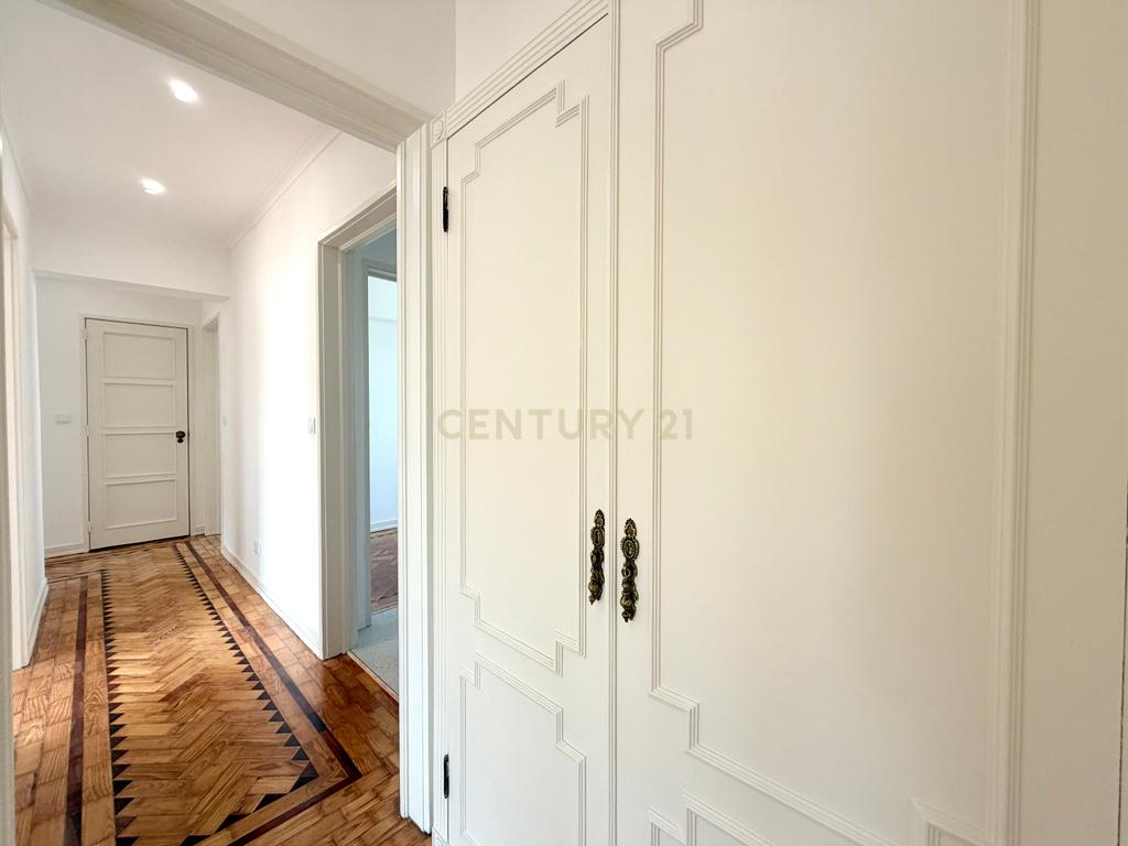 T3+1 Totalmente Remodelado para Arrendamento em Alvalade - Image 16