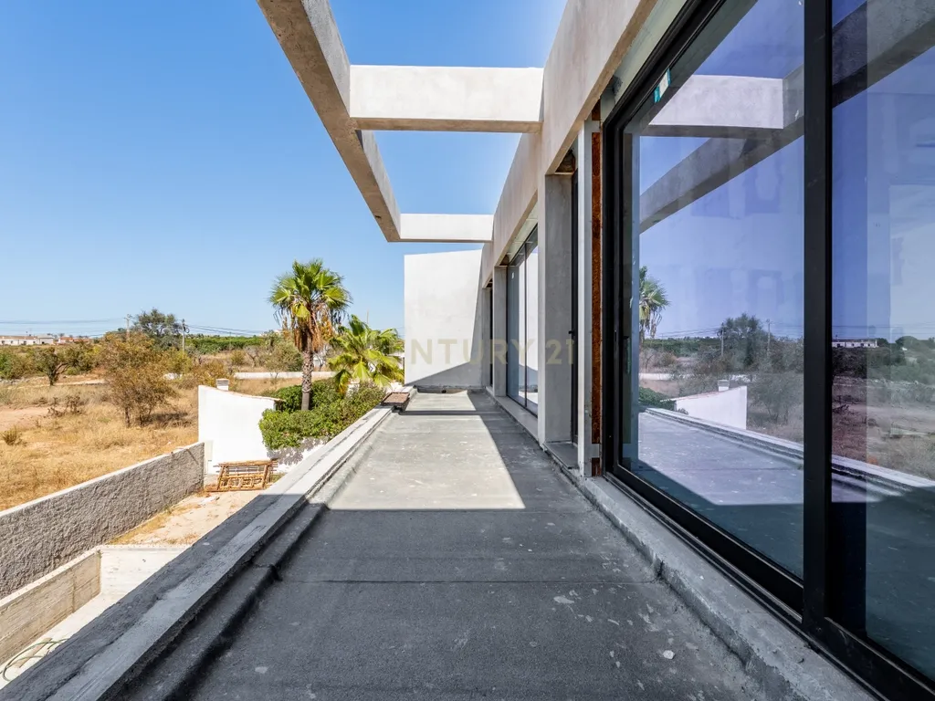 Moradia T5 contemporânea em construção avançada com piscina | Álamos, Guia – Albufeira - Image 25