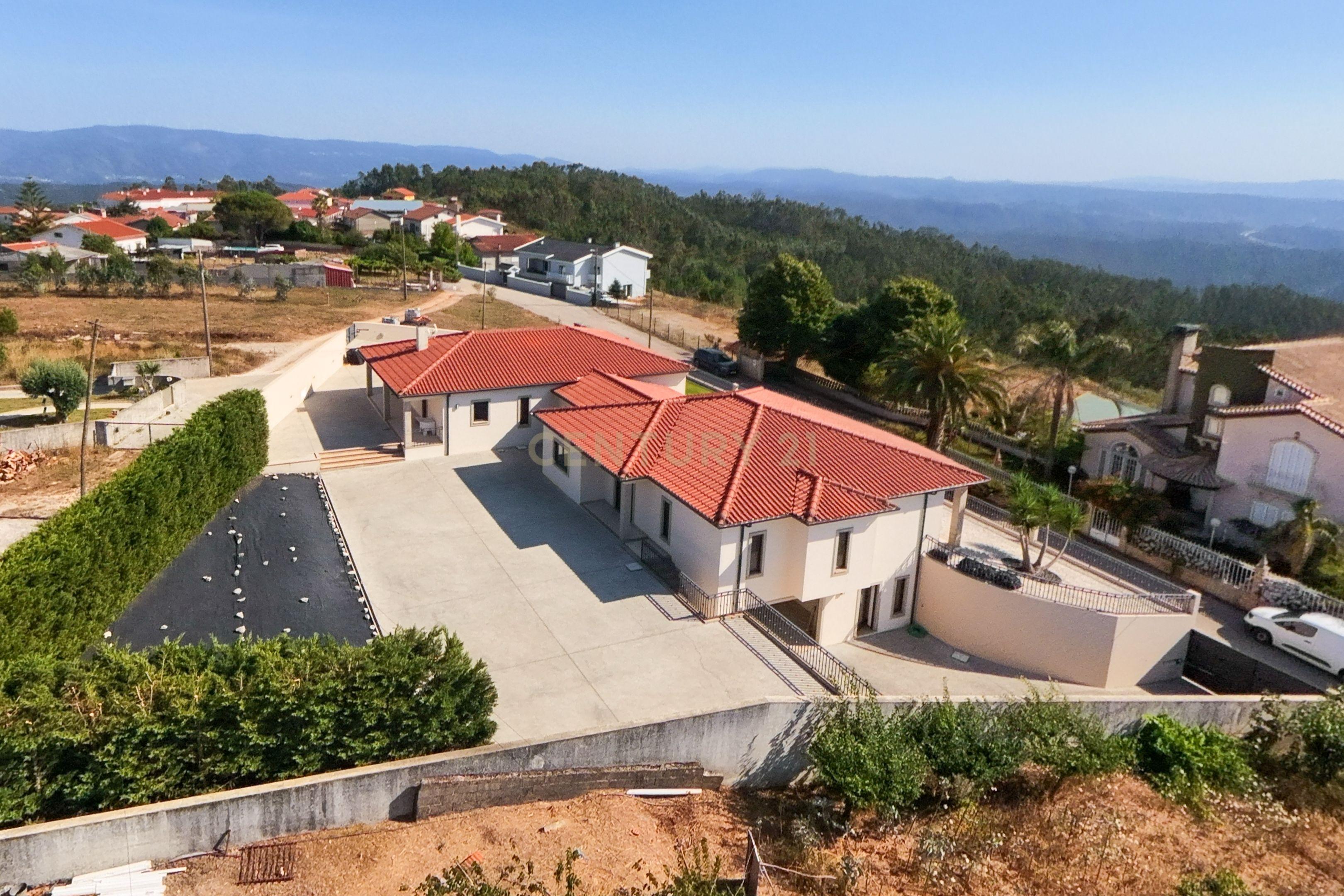 Moradia T5 à venda em Miranda do Corvo, €475.000