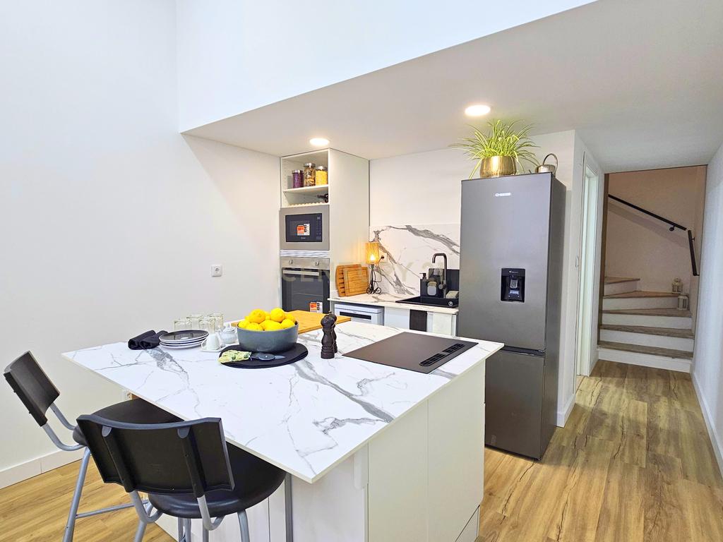 Encantadora Moradia Duplex T1 Totalmente Remodelada em Setúbal - Image 6