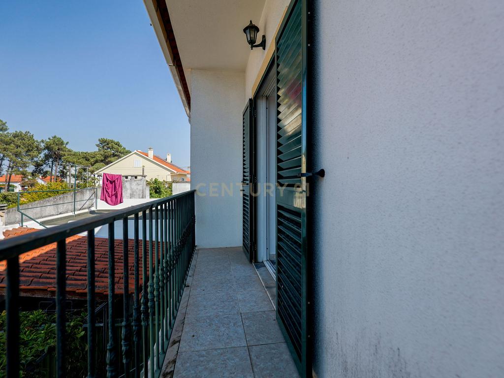 Moradia T3 com Garagem, Espaço Exterior e Sótão Aproveitável na Quinta do Conde - Image 23