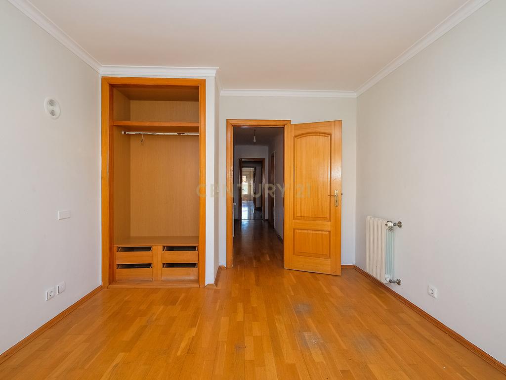 Apartamento T3 luminoso na Parede com varandas, garagem e arrecadação - Image 11