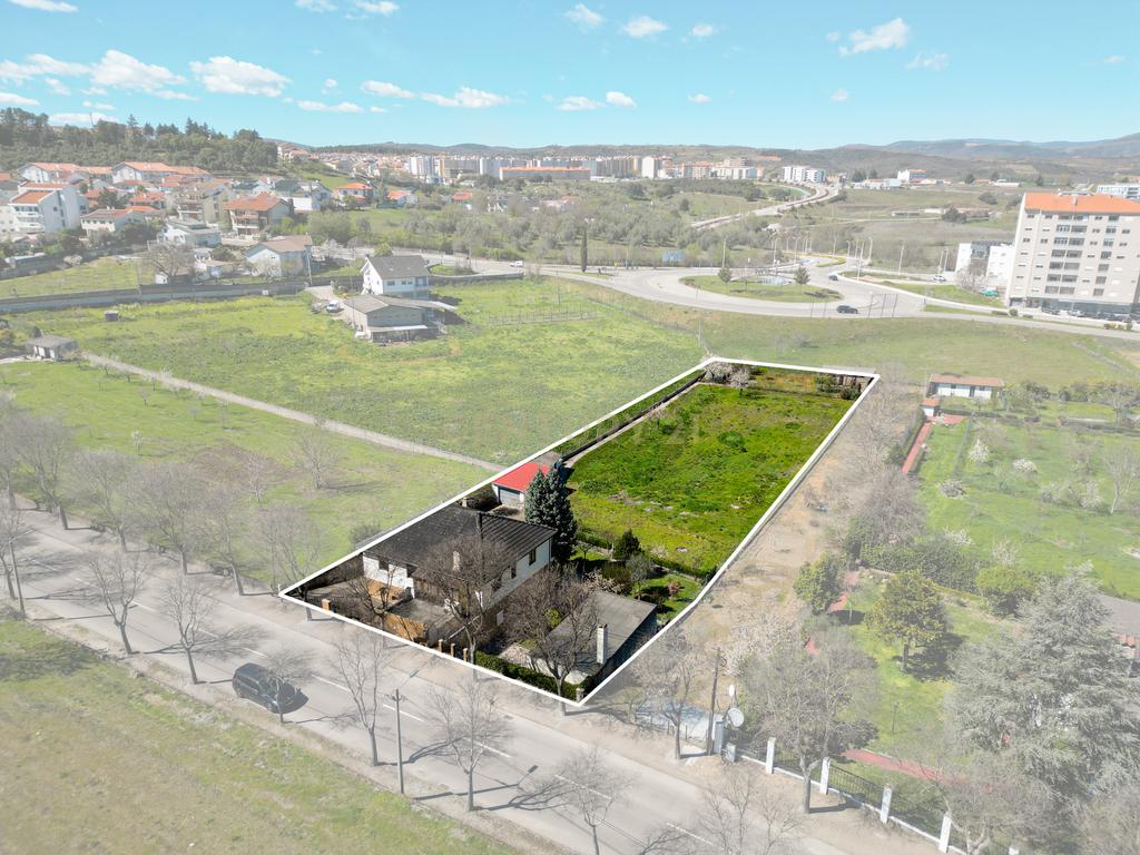 Moradia Bifamiliar + Anexo com #TERRENO -#CENTRO DE BRAGANÇA - Image 1