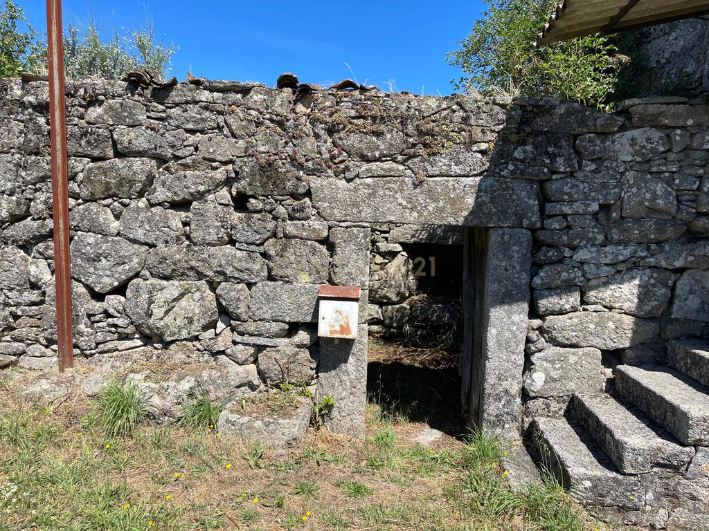 Uma quinta com uma casa que necessita de restauro, situada num terreno de 4000m², cortado por um riacho. - Image 11